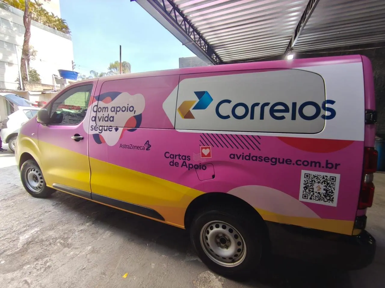 Van Correios adesivada com campanha "A vida segue"