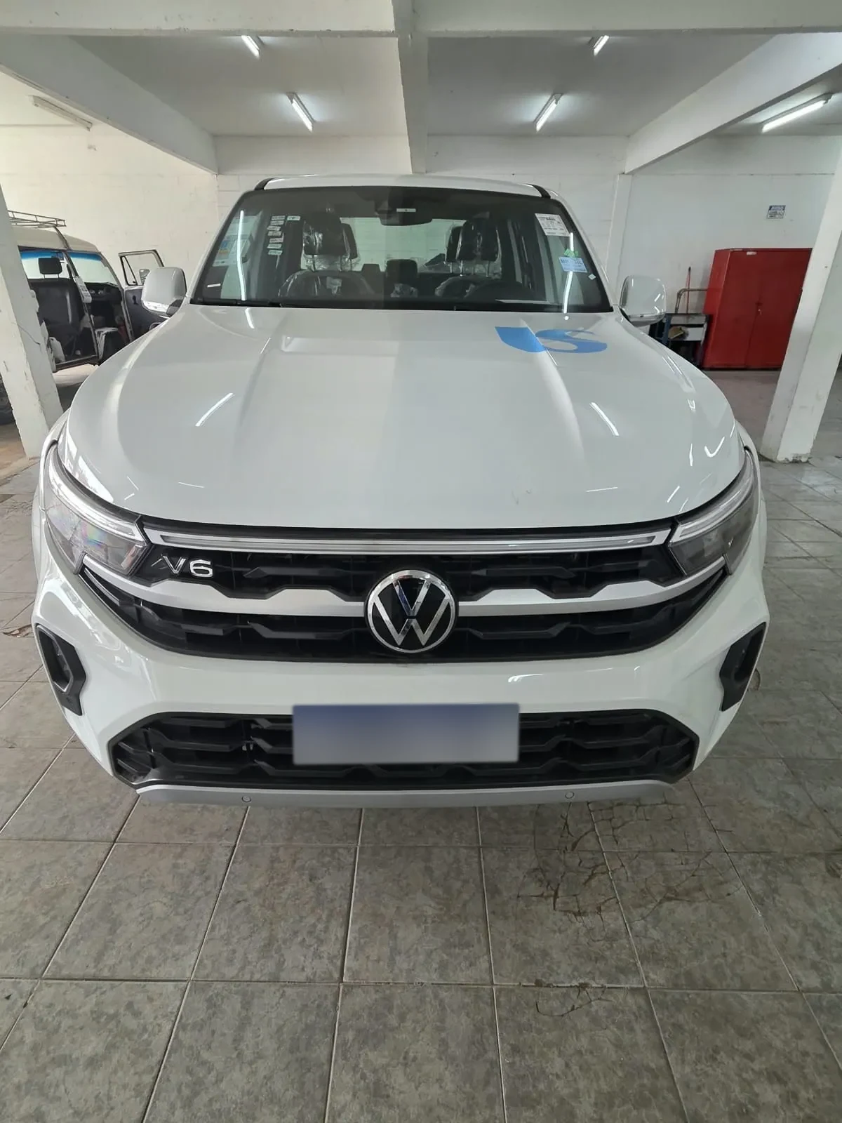 Picape Sabesp adesivada em vista frontal