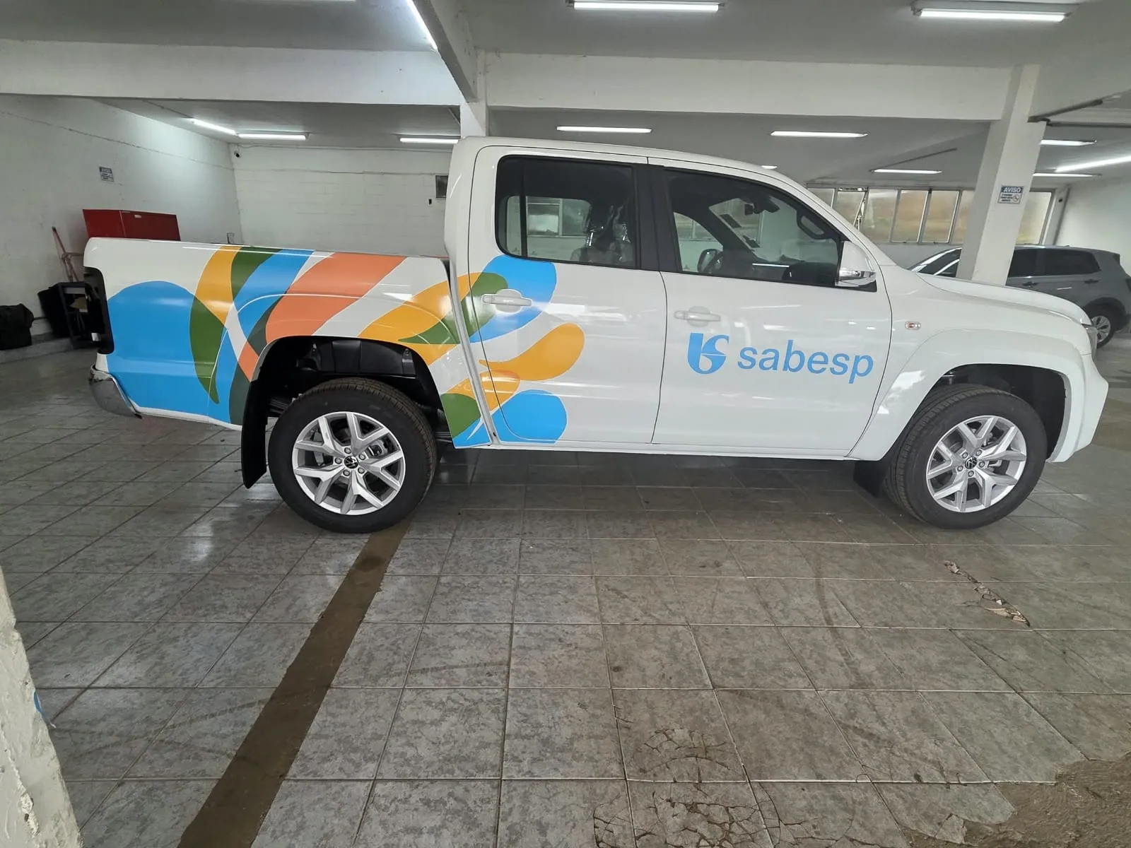 Picape Sabesp adesivada em vista lateral