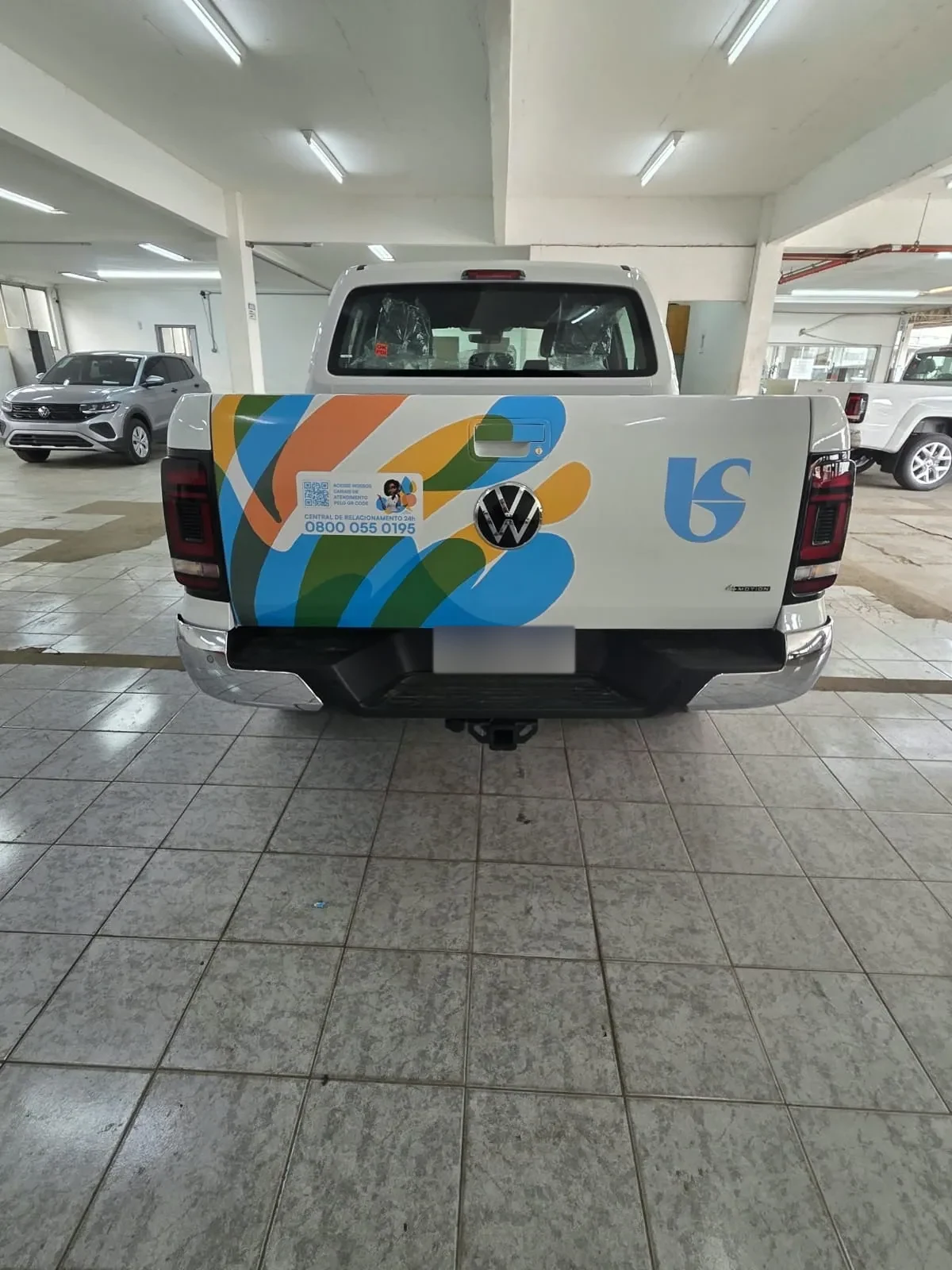 Picape Sabesp adesivada em vista traseira