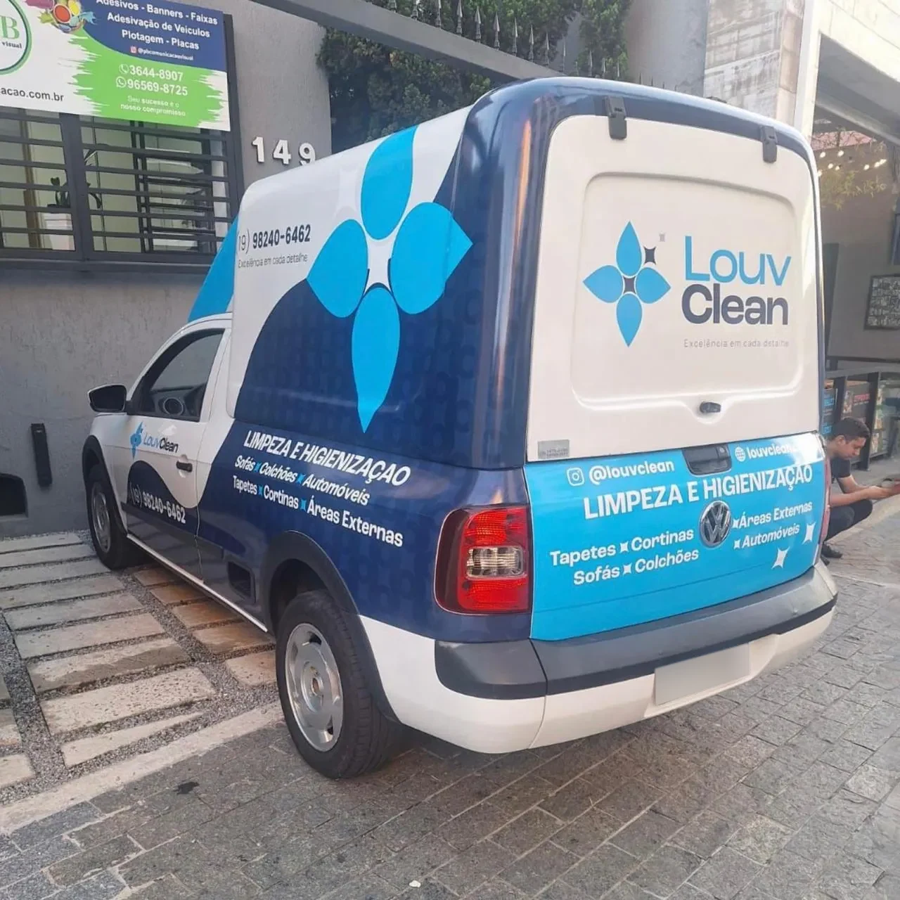 Veículo Louv Clean personalizado com aplicação gráfica