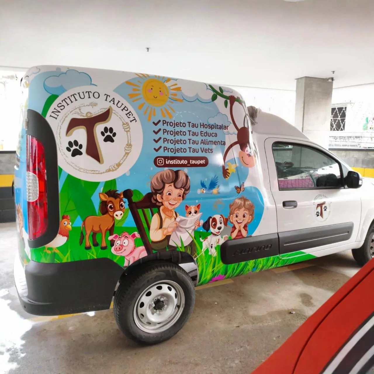 Van Instituto Taupet personalizada com identidade visual