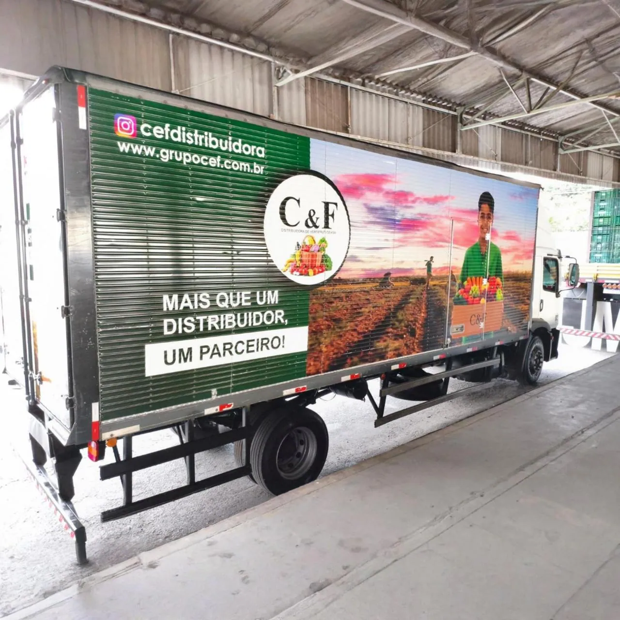 Caminhão C&F Distribuidora com adesivação de alta performance