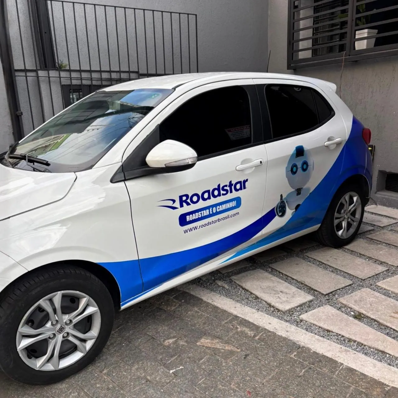 Carro Roadstar com comunicação visual aplicada