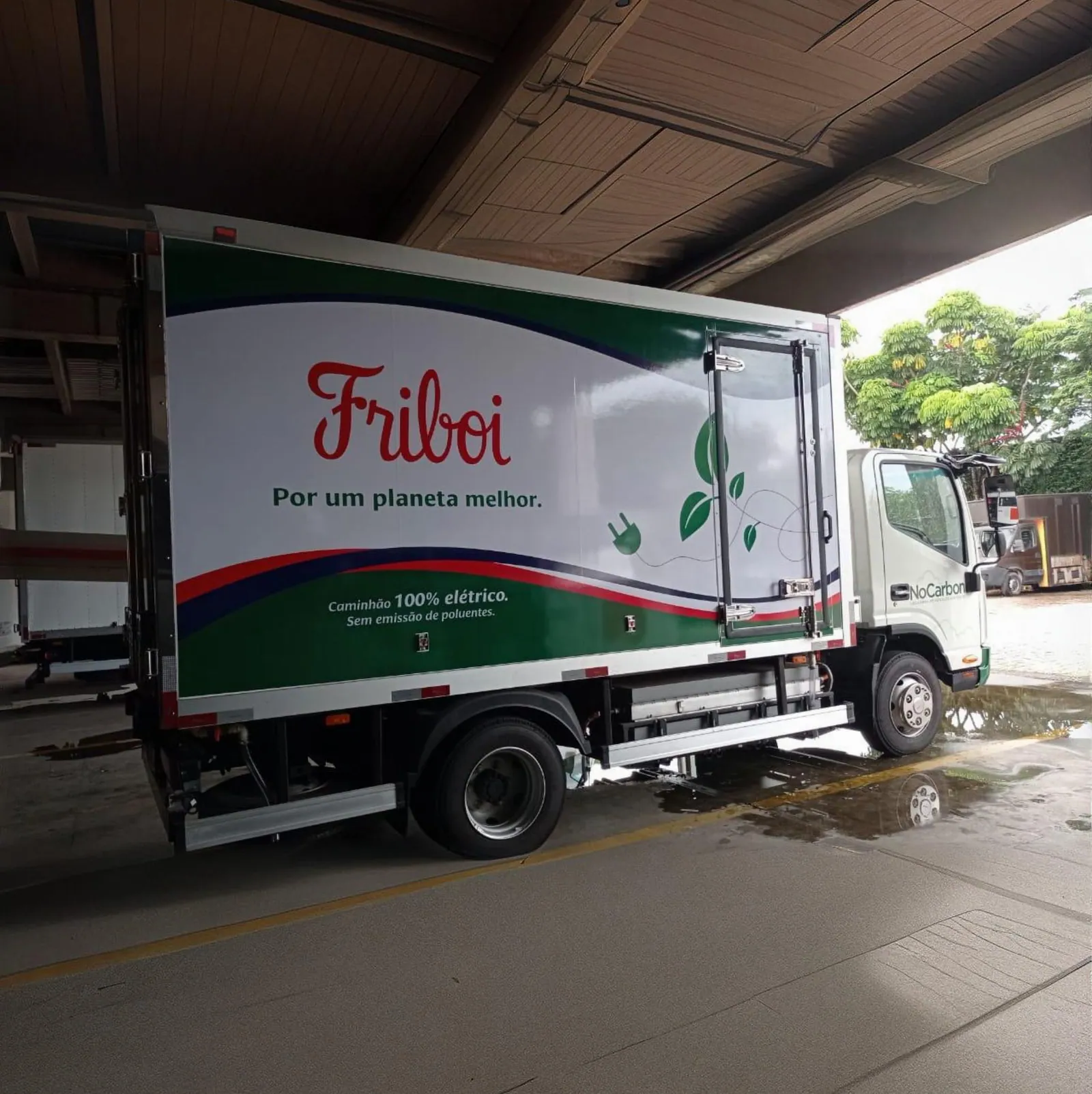 Veículo Friboi adesivado em outro ângulo