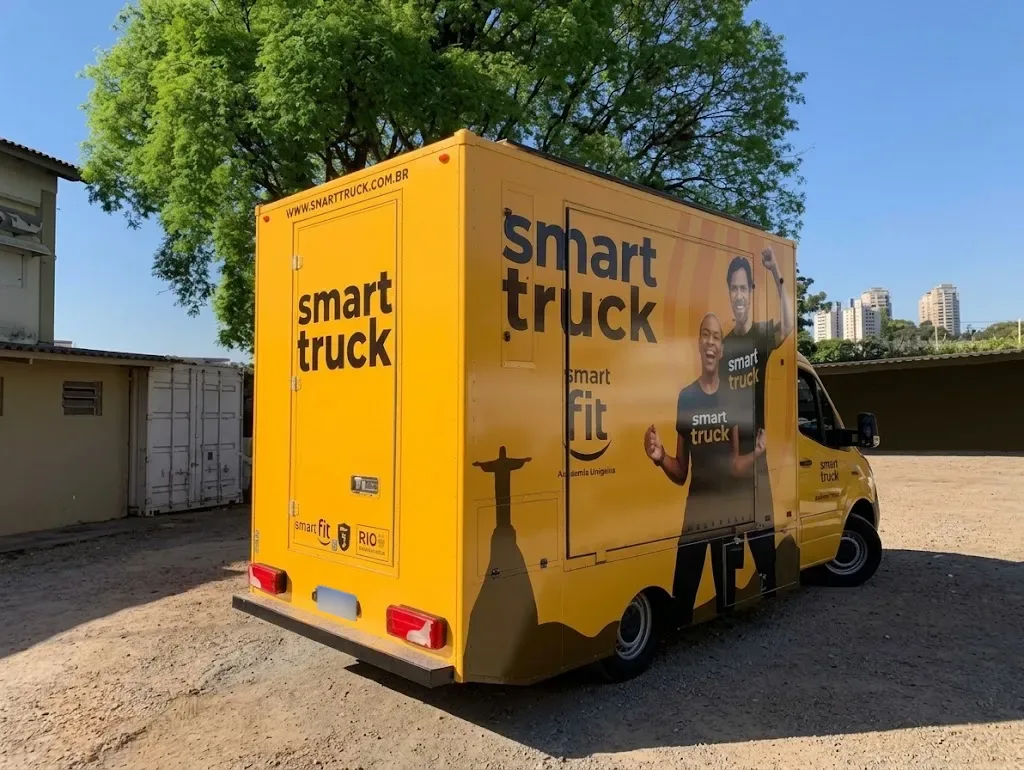 Smart Truck Smart Fit amarelo com o Cristo Redentor
