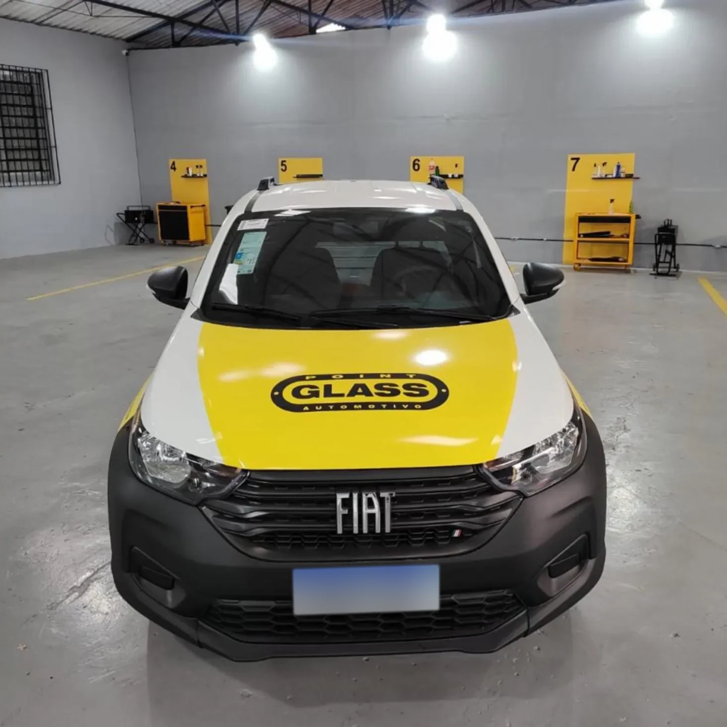 Veículo Auto Glass adesivado em vista lateral