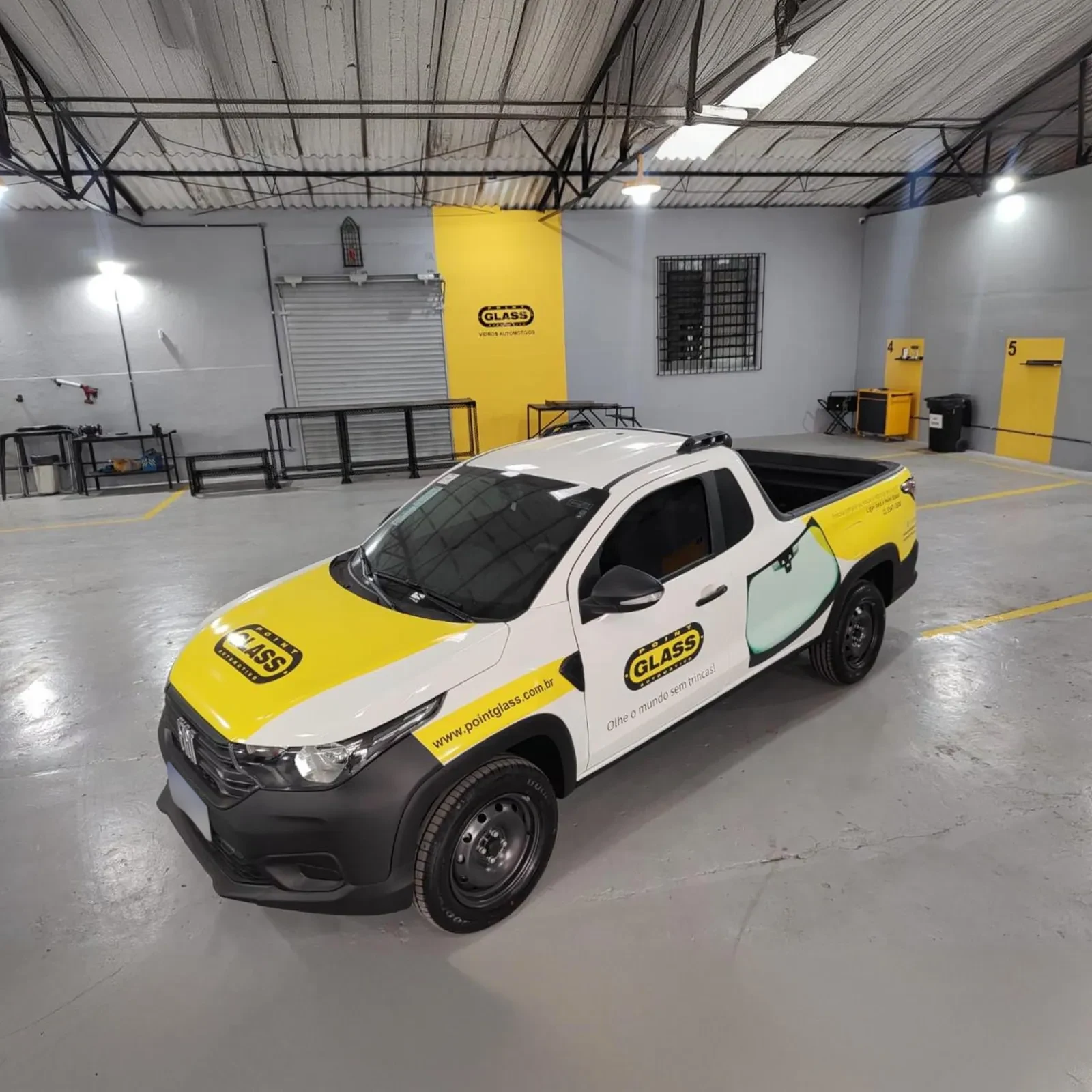 Veículo Auto Glass adesivado em outro ângulo
