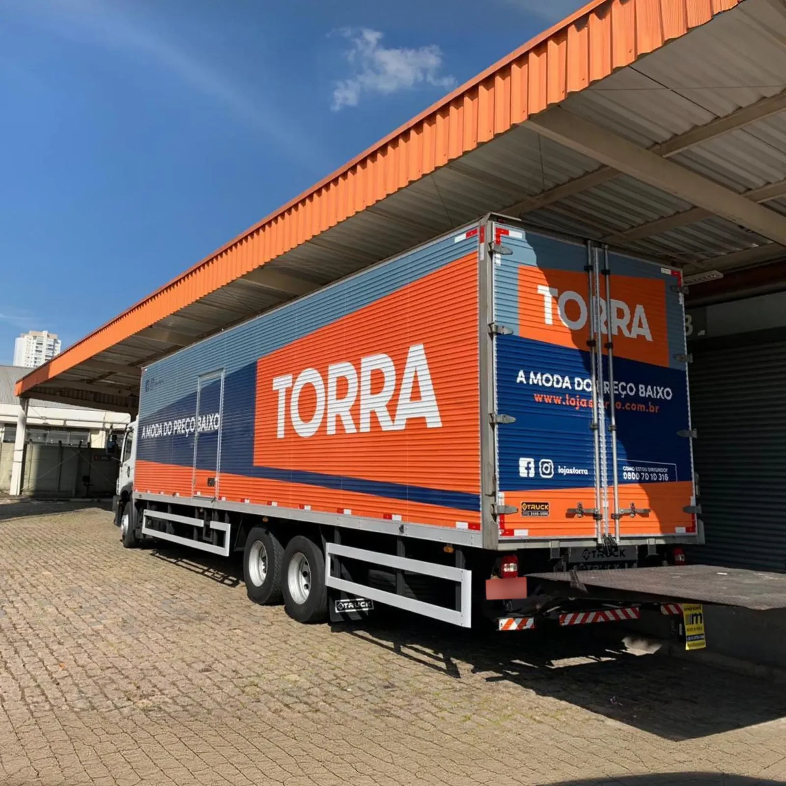 Veículo Torra adesivado
