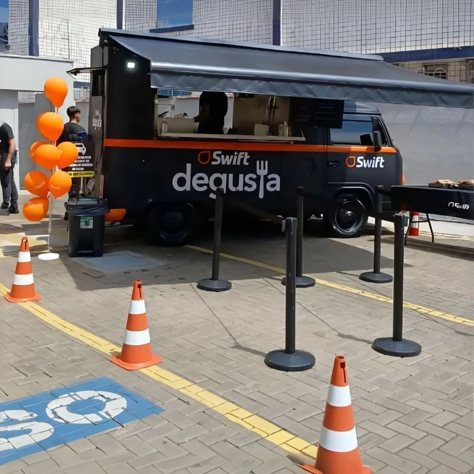 Veículo Swift e Degusta adesivado