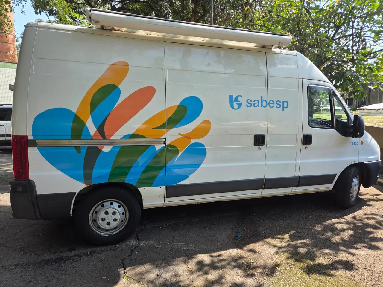 Van Sabesp adesivada em vista lateral