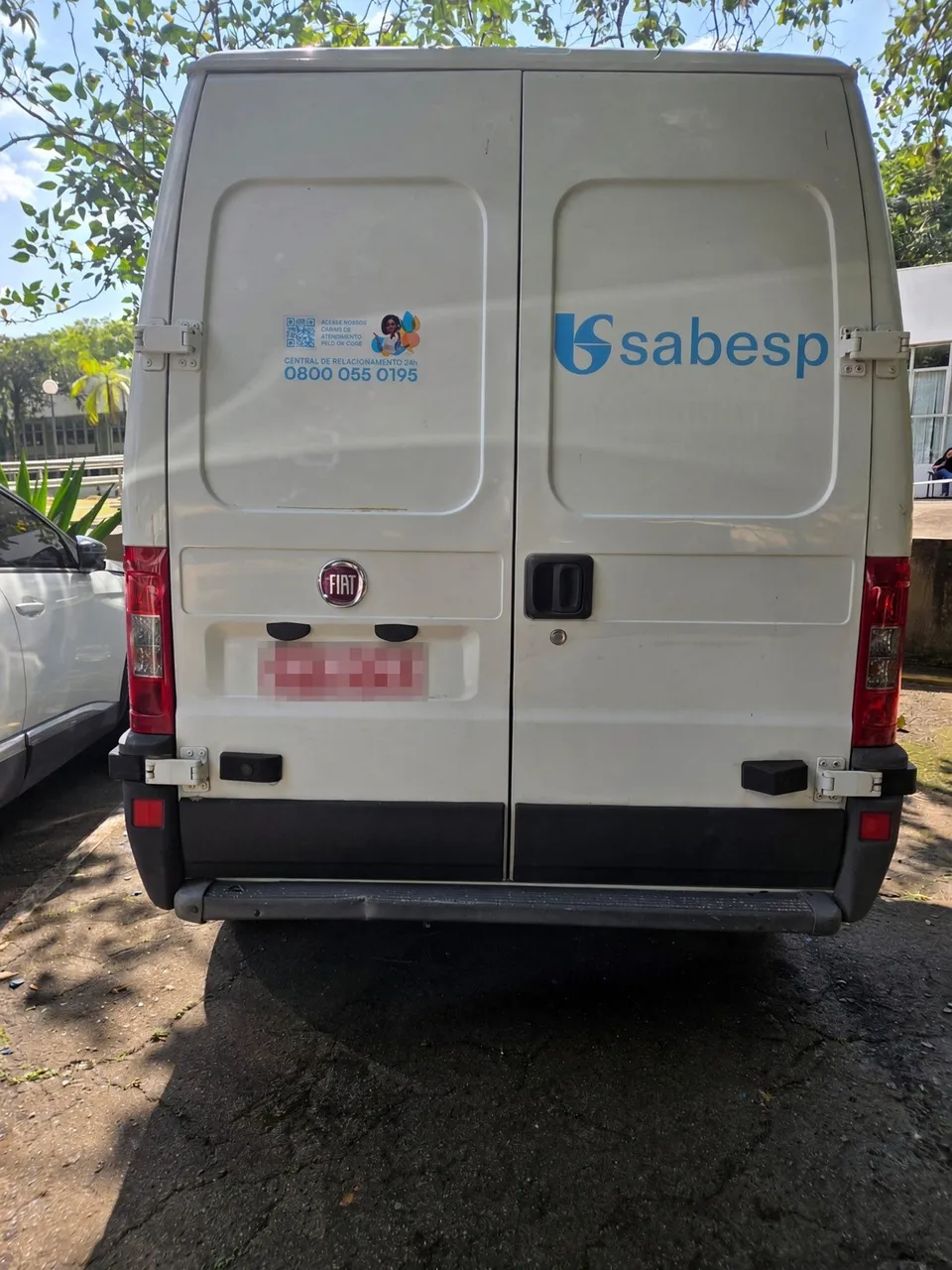 Van Sabesp adesivada em vista traseira