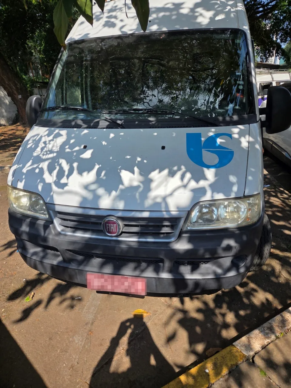 Van Sabesp adesivada em vista frontal