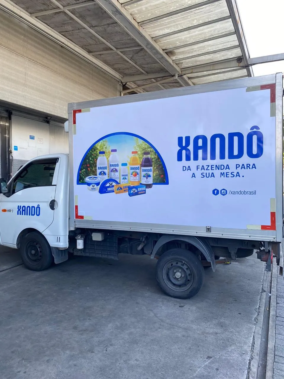 Caminhão baú Xandô adesivado no outro lado