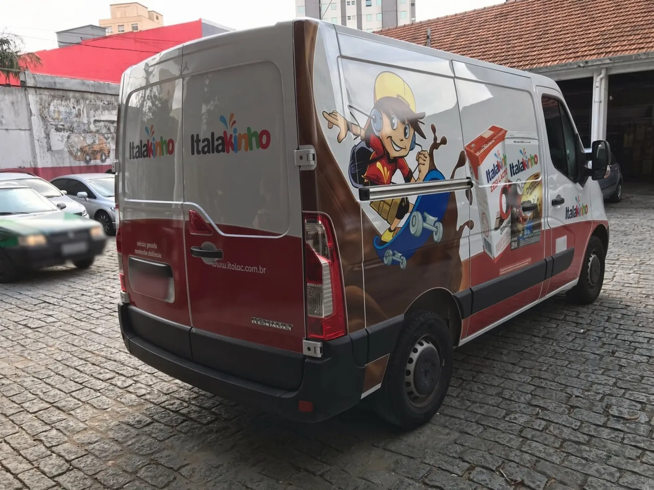 Van Italakinho adesivada em vista traseira