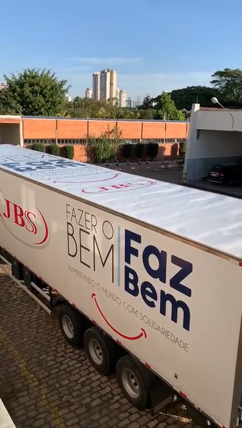 Carreta JBS Fazer o Bem com adesivação completa de baú